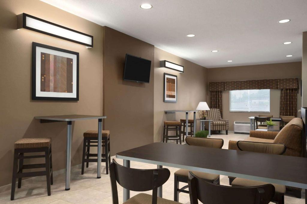 Microtel Inn & Suites Fairmont - image 5