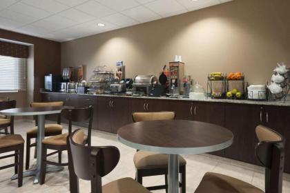 Microtel Inn & Suites Fairmont - image 8