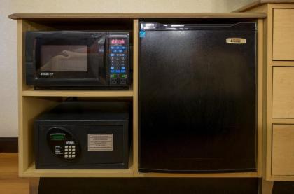 Red Roof Inn Fairmont - image 11