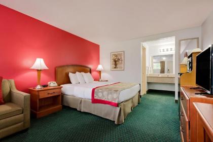 Ramada by Wyndham Cleveland Airport West - image 4