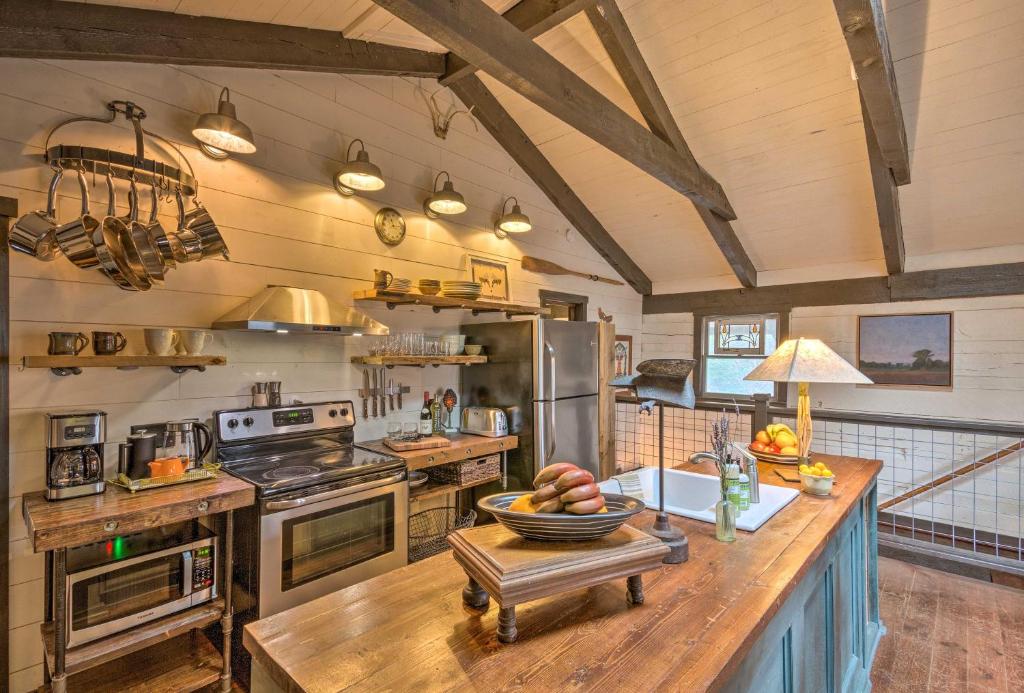 Pet-Friendly Cabin with Decks and Mountain Views! - main image