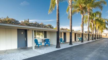 Fallbrook Country Inn - image 9
