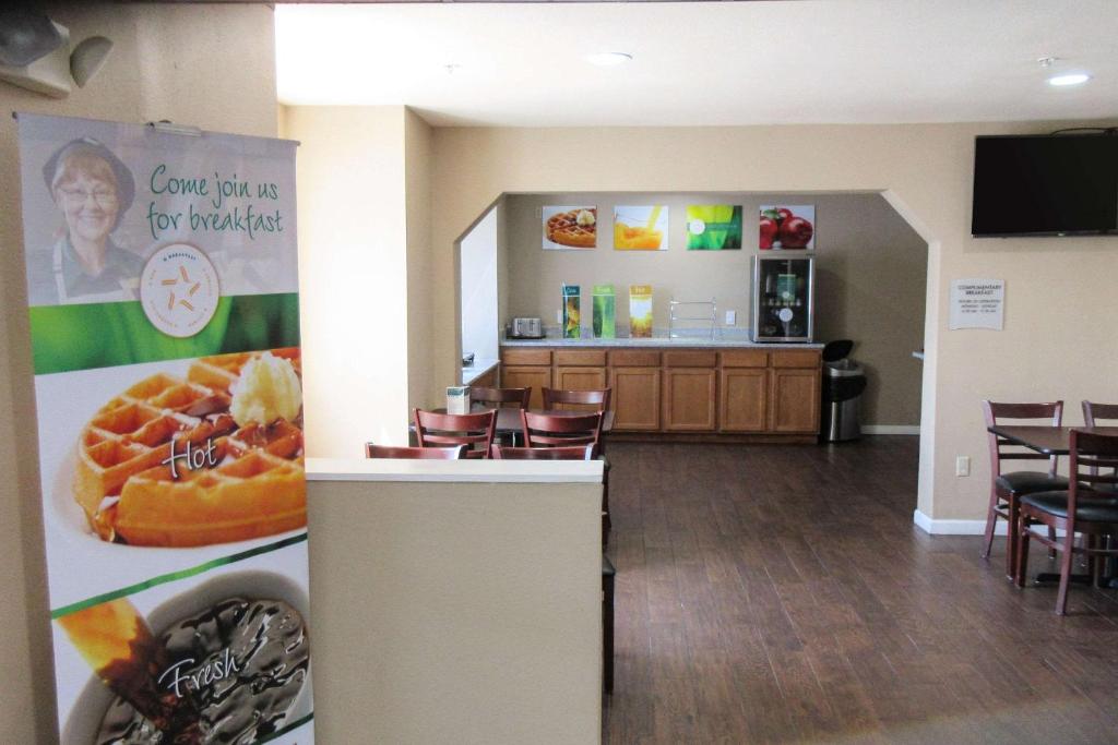 Quality Inn & Suites near NAS Fallon - image 3