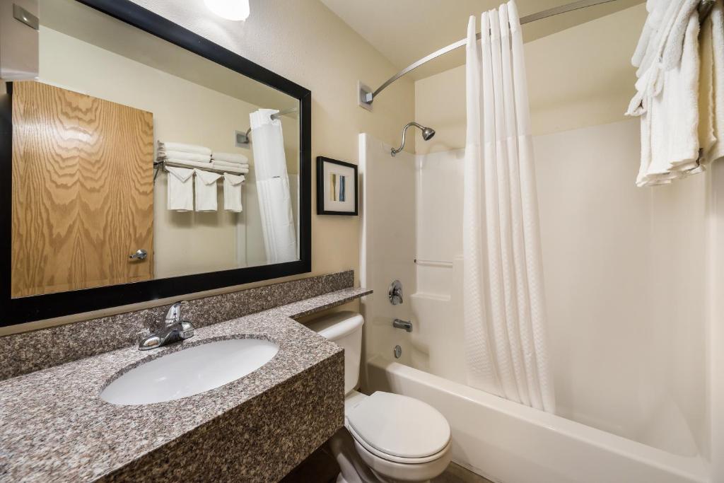 Quality Inn & Suites near NAS Fallon - image 4