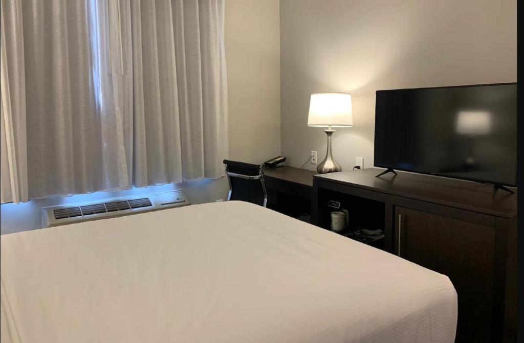 Wingate by Wyndham Far Rockaway JFK Airport - image 3