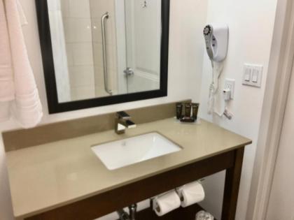 Wingate by Wyndham Far Rockaway JFK Airport - image 8