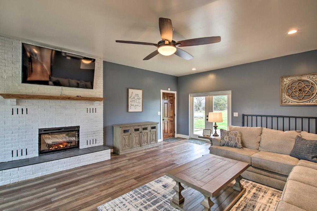 Chic Ste Genevieve Home with Nice Interior Amenities - main image