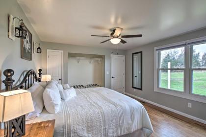 Chic Ste Genevieve Home with Nice Interior Amenities - image 12