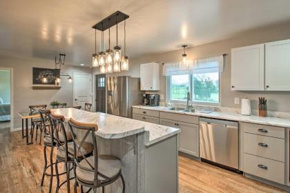 Chic Ste Genevieve Home with Nice Interior Amenities - image 2