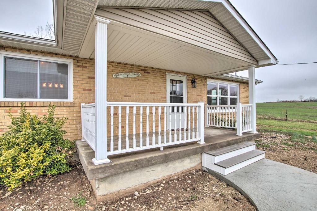 Chic Ste Genevieve Home with Nice Interior Amenities - image 3