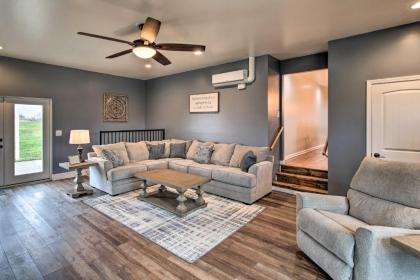 Chic Ste Genevieve Home with Nice Interior Amenities - image 5