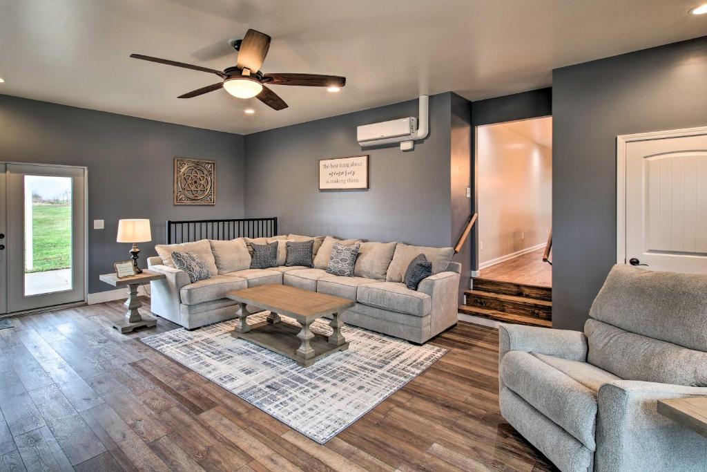 Chic Ste Genevieve Home with Nice Interior Amenities - image 5