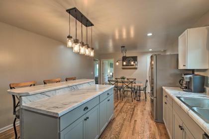 Chic Ste Genevieve Home with Nice Interior Amenities - image 8