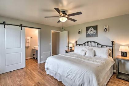 Chic Ste Genevieve Home with Nice Interior Amenities - image 9