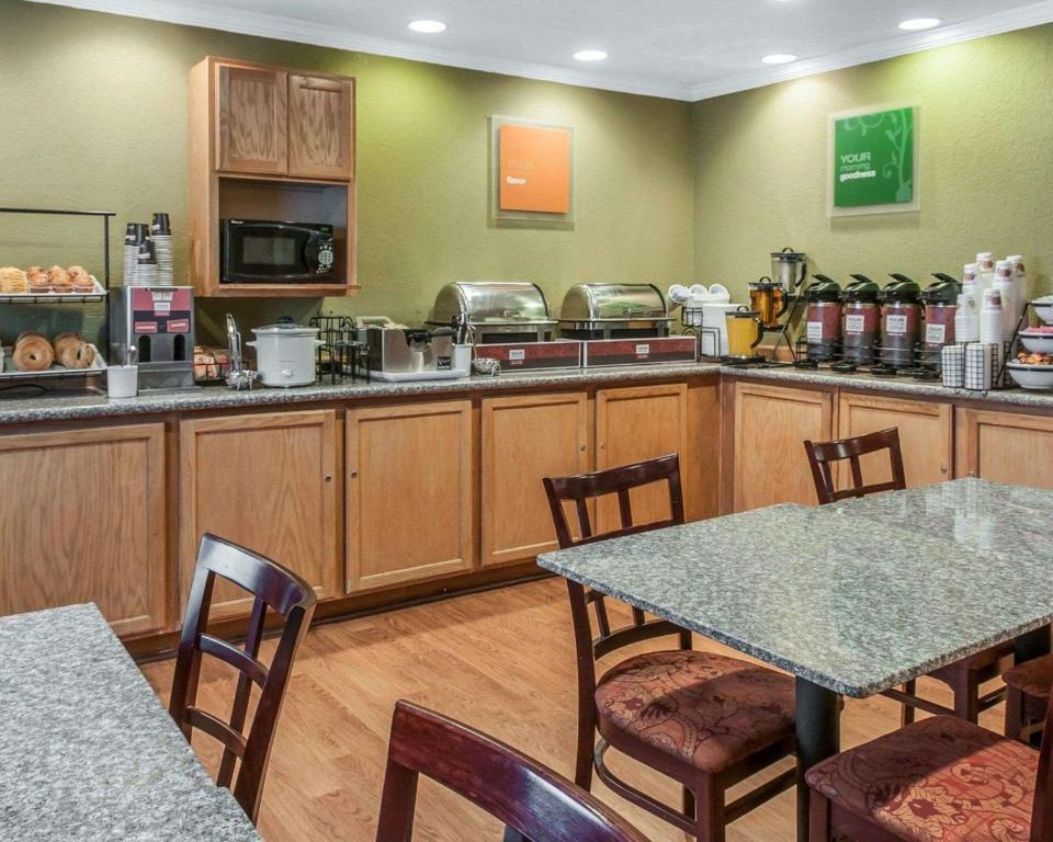Quality Inn & Suites Farmington - image 7