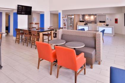Holiday Inn Express Hotel & Suites Farmington an IHG Hotel - image 3