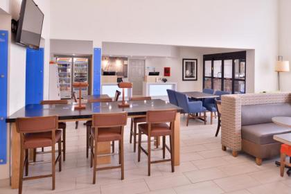 Holiday Inn Express Hotel & Suites Farmington an IHG Hotel - image 5