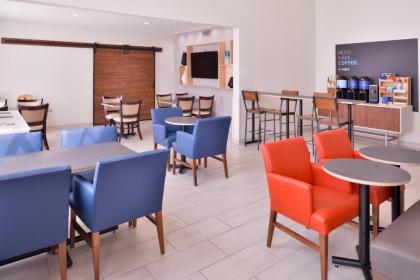 Holiday Inn Express Hotel & Suites Farmington an IHG Hotel - image 6