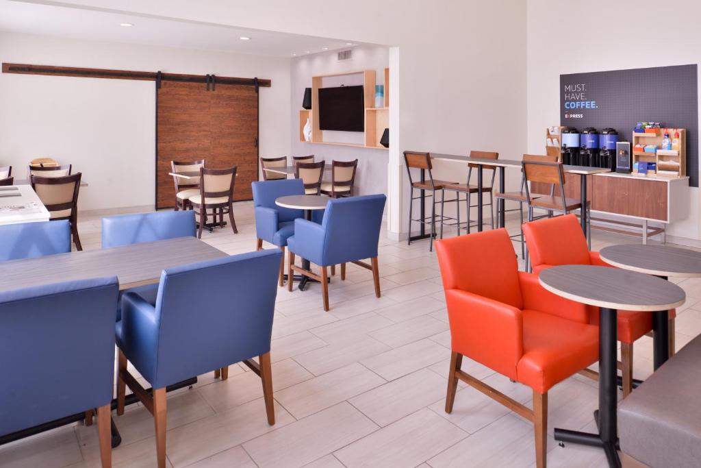 Holiday Inn Express Hotel & Suites Farmington an IHG Hotel - image 6