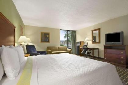 Days Inn by Wyndham Fayetteville-South/I-95 Exit 49 - image 2