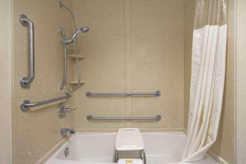 Days Inn by Wyndham Fayetteville-South/I-95 Exit 49 - image 4