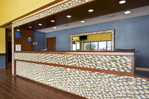 Days Inn by Wyndham Fayetteville-South/I-95 Exit 49 - image 5