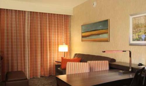 Embassy Suites Fayetteville Fort Bragg - image 5