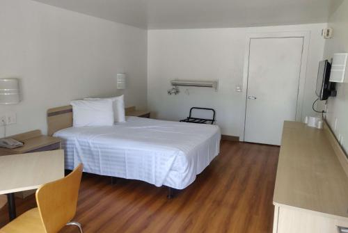 Travelodge by Wyndham Fayetteville - main image