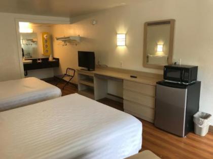 Travelodge by Wyndham Fayetteville - image 4