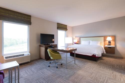 Hampton Inn and Suites Fayetteville NC - image 2