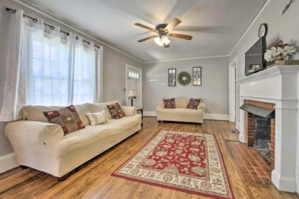 Charming Cottage with Yard Less Than 2 Mi to Downtown!