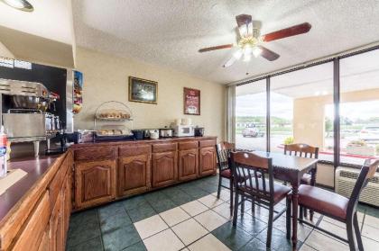 Econo Lodge Fayetteville - image 5
