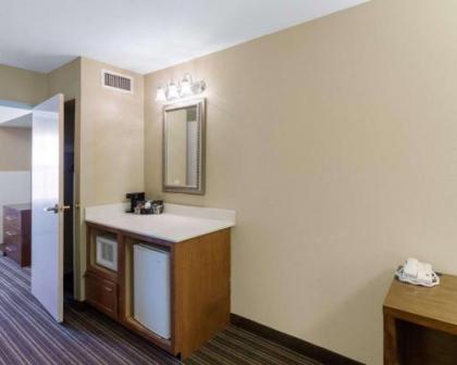 Comfort Inn & Suites Fayetteville-University Area - image 2