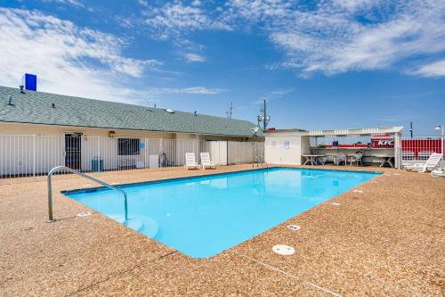 Motel 6-Fayetteville AR - main image