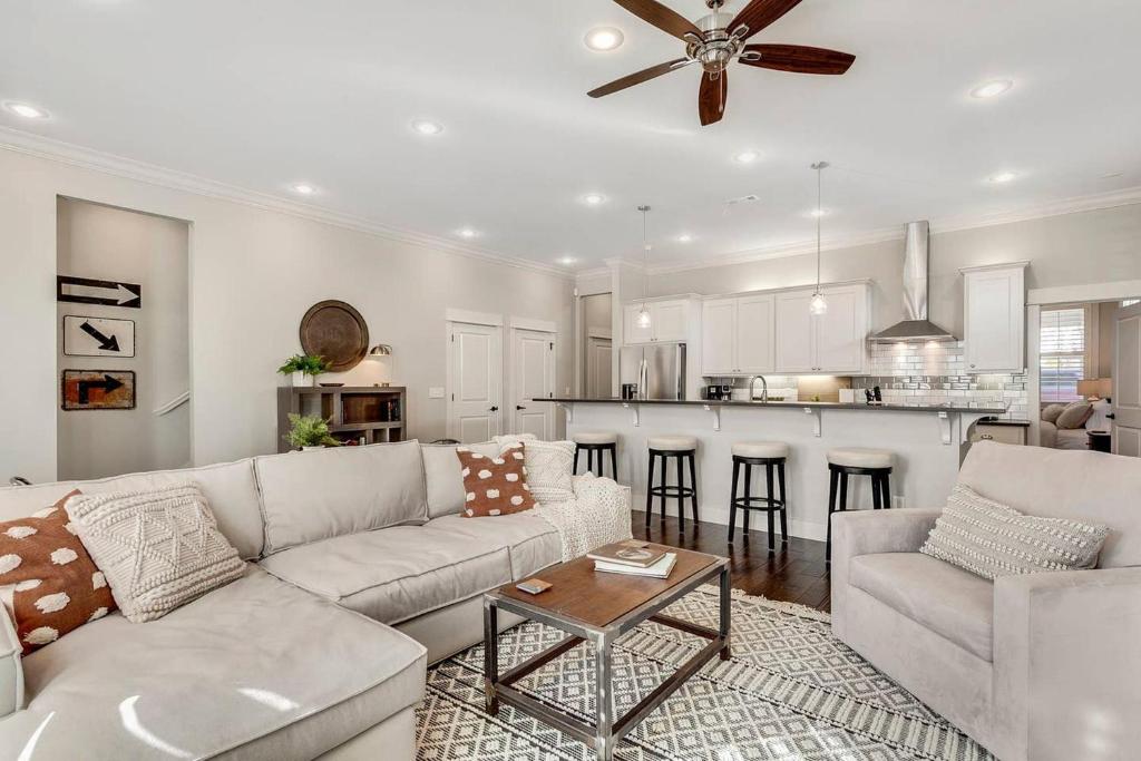 Harribo Townhome - Walk EVERYWHERE - Downtown Fay - main image