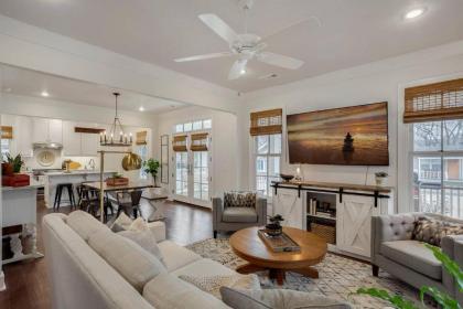 the SoFay Farmhouse   1 mile From U of A   Luxury Amenities