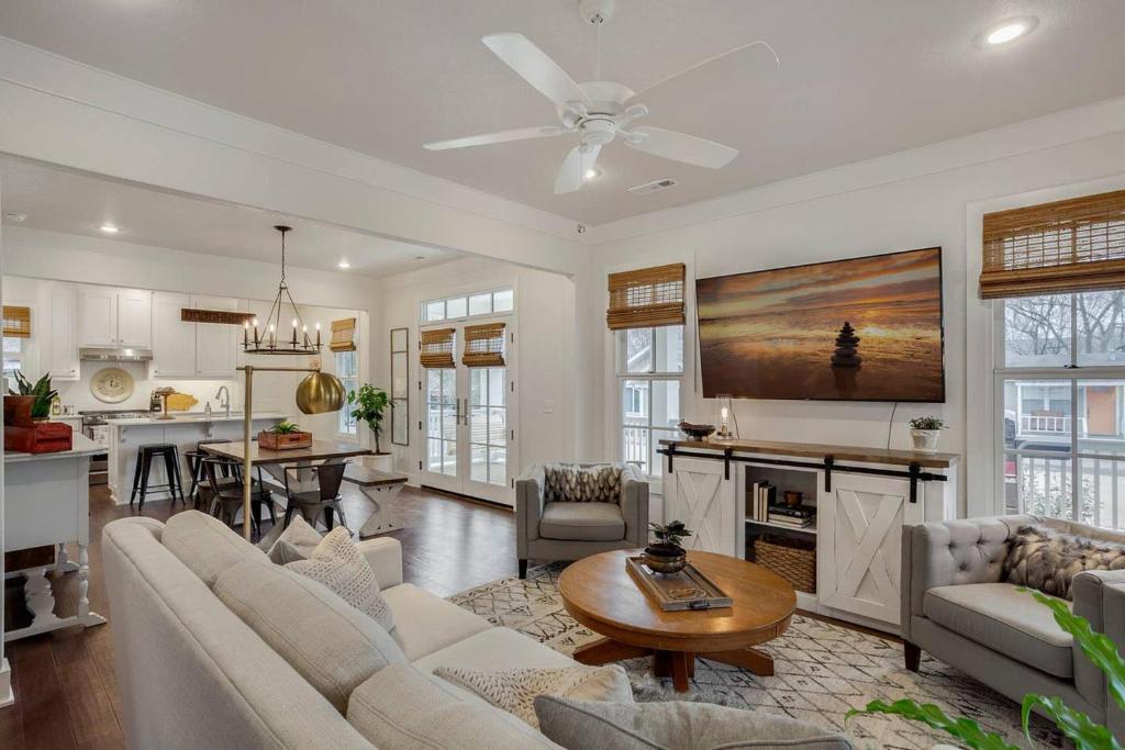 The SoFay Farmhouse - 1 Mile From U of A - Luxury Amenities - main image