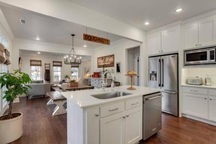 The SoFay Farmhouse - 1 Mile From U of A - Luxury Amenities - image 11