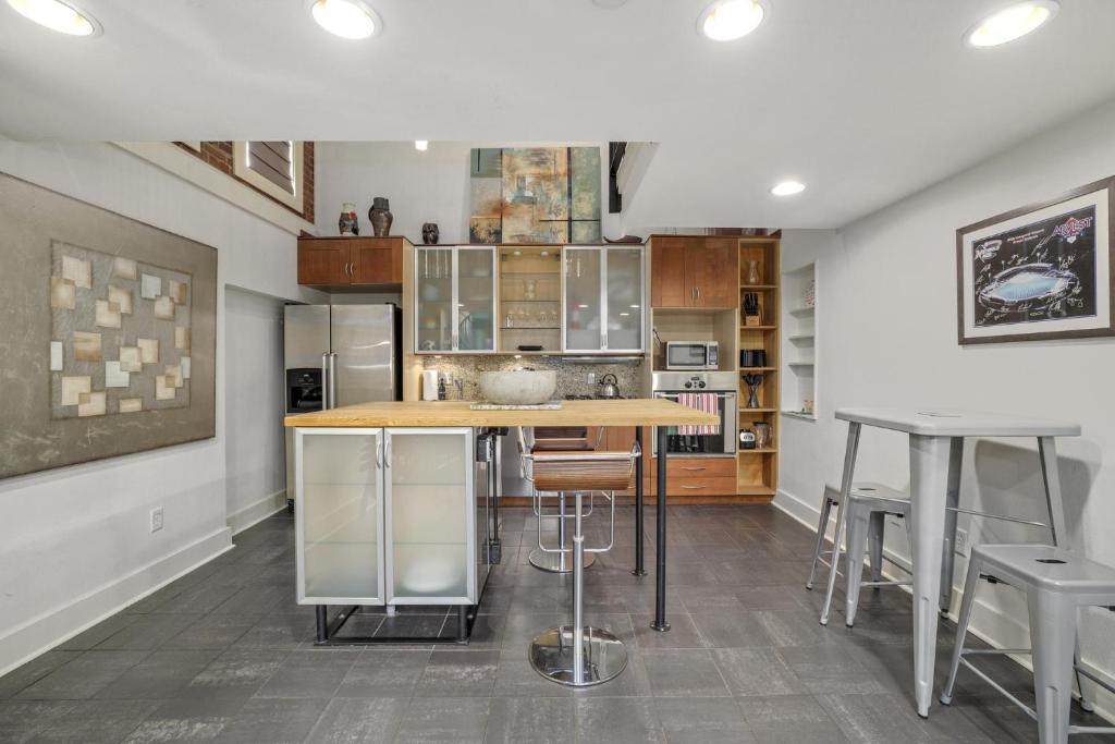 The Ice Loft - In Entertainment District - NEW! - image 6