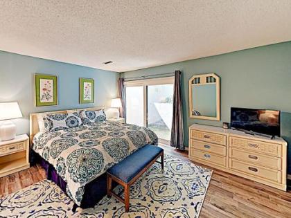 New Listing! Wooded Sanctuary On Golf Course WithPool Condo - image 2