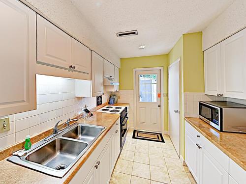 New Listing! Wooded Sanctuary On Golf Course WithPool Condo - image 3