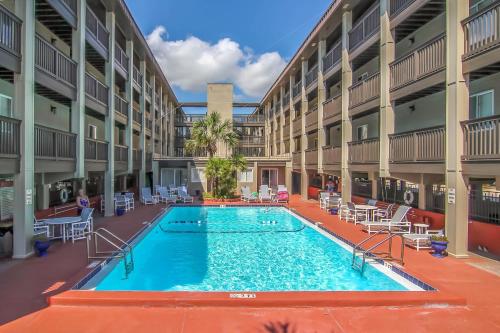 Fernandina Beach Condo Steps to Shore and Pool - main image