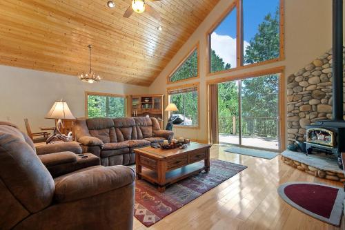 Black Pine Retreat- 5 Mins from Southgate of Yosemite - main image