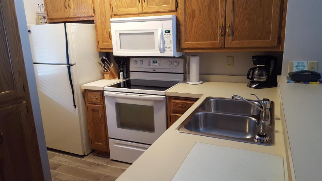 Evergreen Hill Condominiums - image 3