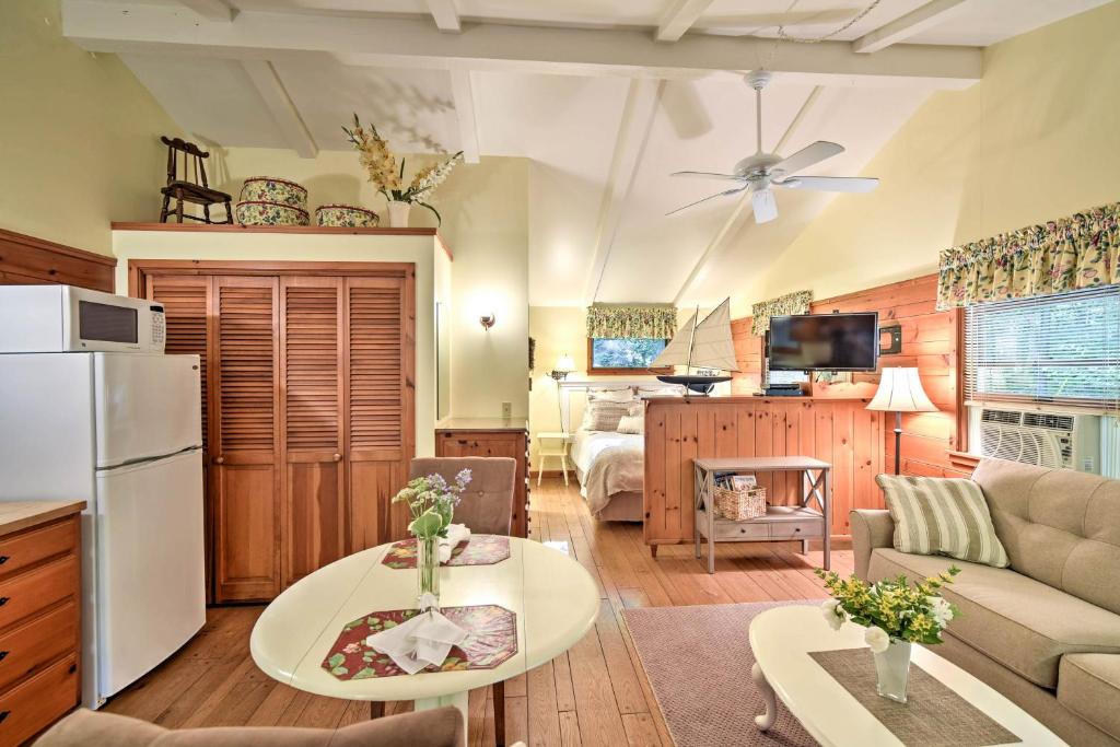 Pine Cottage Duplex with Deck - Walk to State Park - image 5