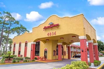 Howard Johnson by Wyndham Lake Front Park Kissimmee