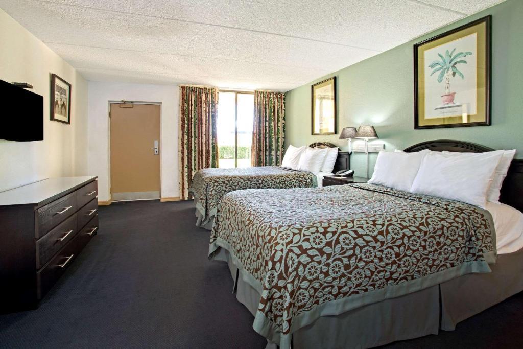 Days Inn by Wyndham Orlando Airport Florida Mall - image 2