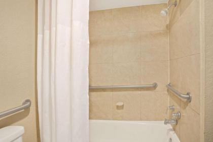 Days Inn by Wyndham Orlando Airport Florida Mall - image 3