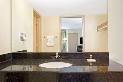 Days Inn by Wyndham Orlando Airport Florida Mall - image 4