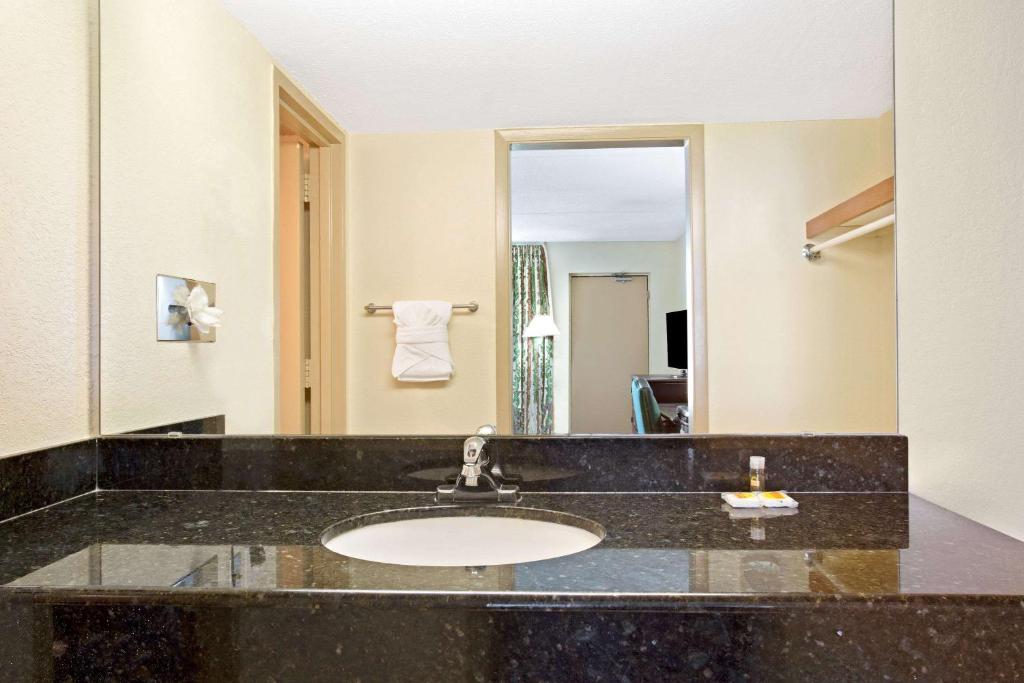 Days Inn by Wyndham Orlando Airport Florida Mall - image 4